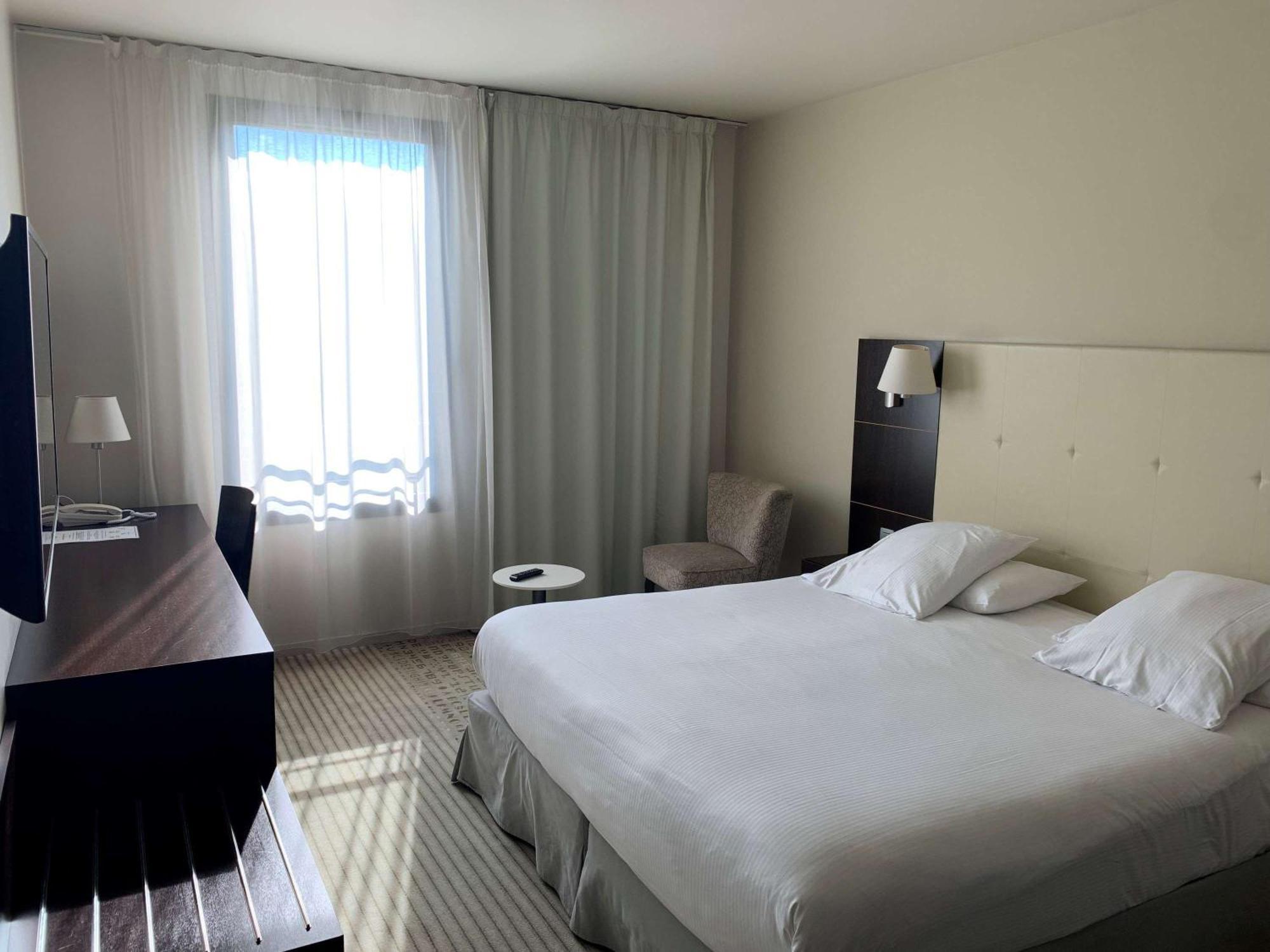 Mercure Aix-En-Provence La Duranne Gare Tgv Buitenkant foto